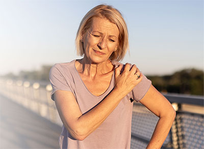 shoulder health near syracuse ny from syracuse orthopedic specialists woman holding hurting shoulder small
