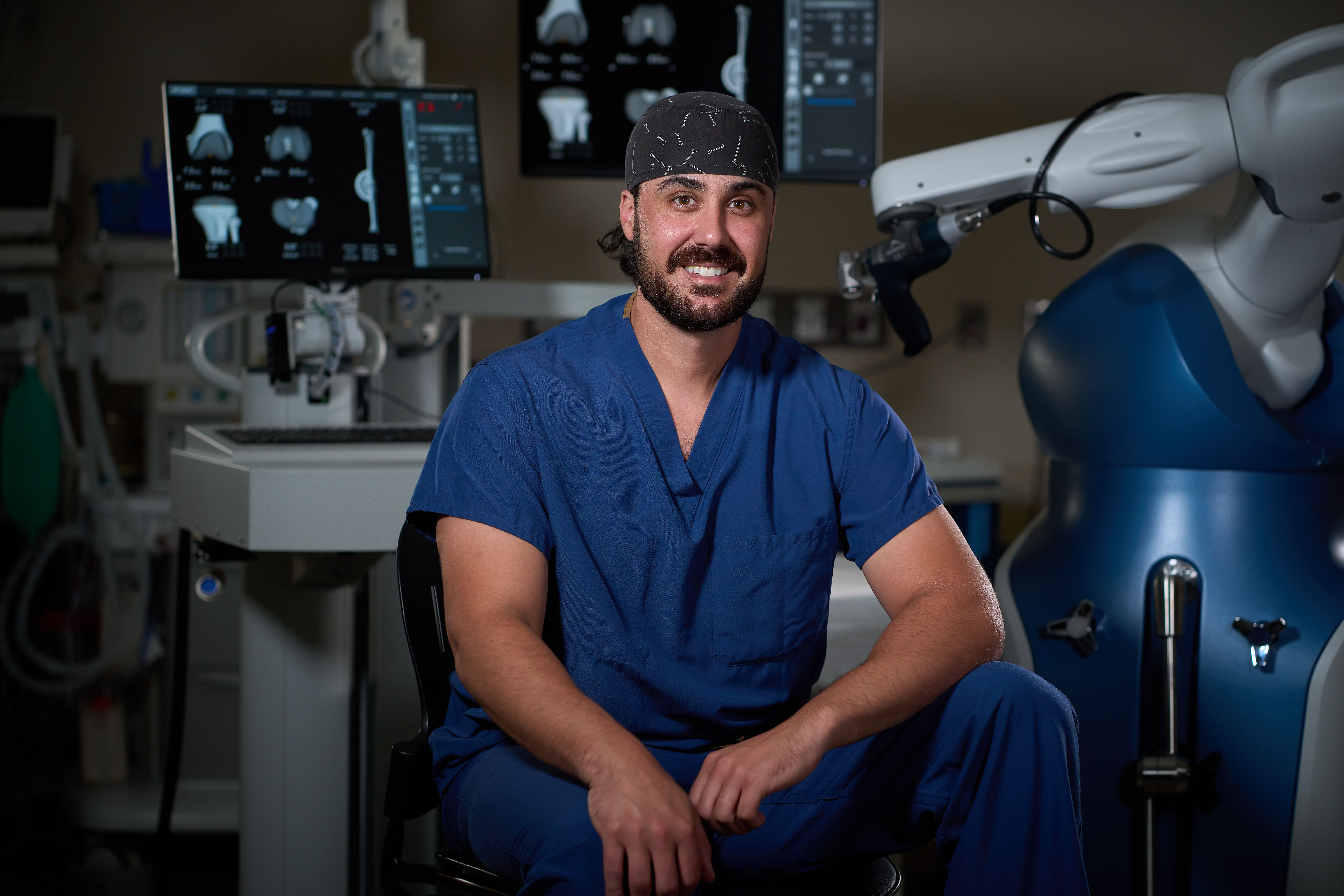David Quinzi, MD Robotic Joint Replacement Surgeon in OR with Mako Robot