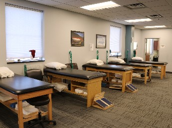 view our comfortable pt doctors office at oswego road physical therapy near liverpool ny syracuse orthopedic specialists